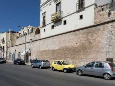 Proseguiamo e percorriamo una ripida discesa che ci porta fino a Porta La Maya, un altro ingresso della citt� incastonato tra antiche mura. Superiamo la porta, giriamo a sinistra...